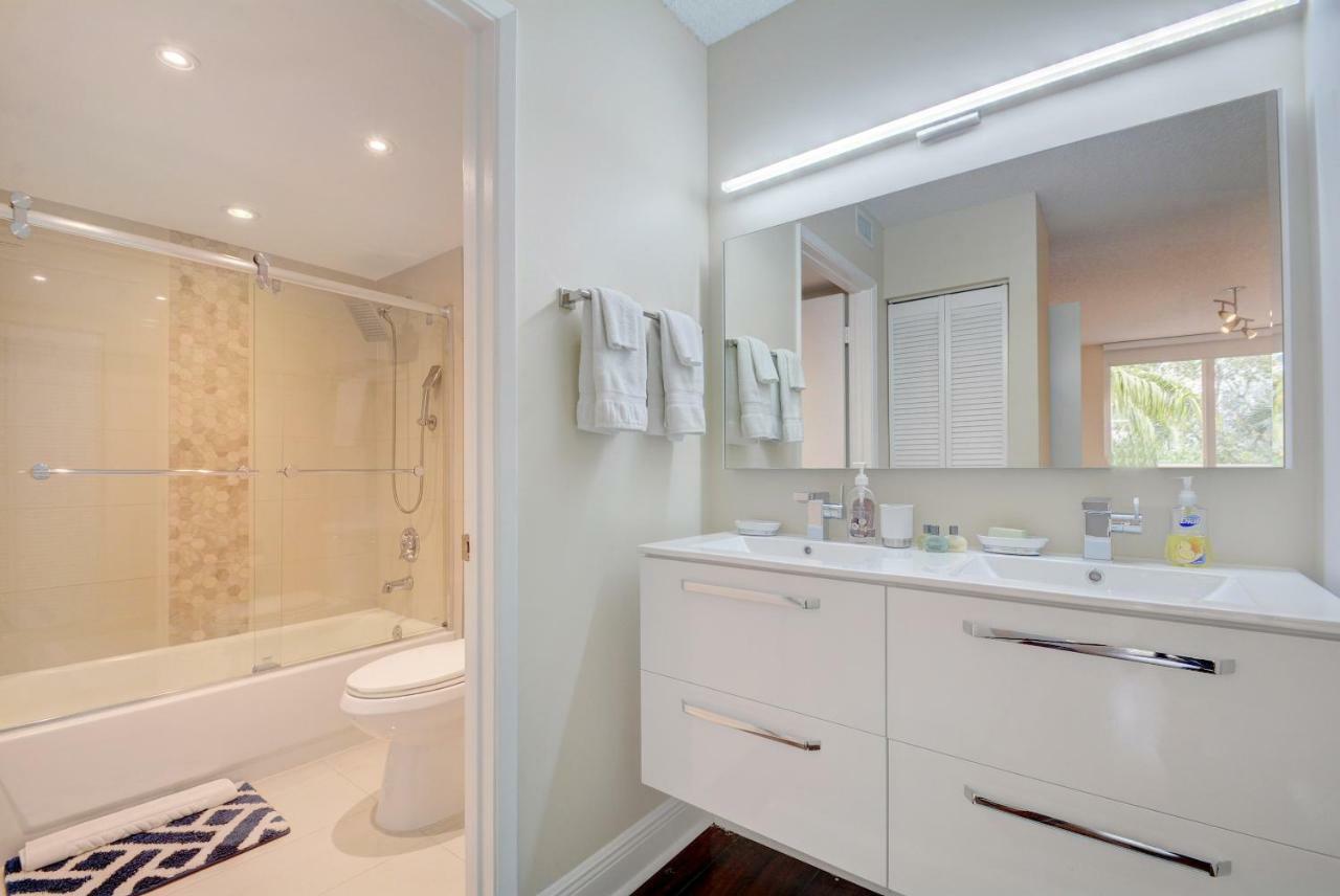 דירות Renovated 2/2 Unit At Yacht Club/אוונטורה מראה חיצוני תמונה