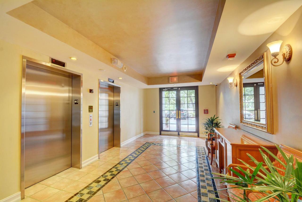 דירות Renovated 2/2 Unit At Yacht Club/אוונטורה מראה חיצוני תמונה